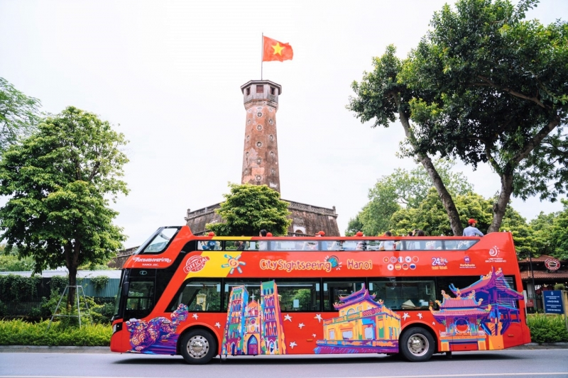 Xe buýt Hà Nội city tour thu hút du khách phương xa ngày đầu nghỉ lễ (09/04/2022)